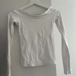 Offshoulder xs bikbok  -  tröja från bikbok  Köpte i storlek xs passade tyvärr inte mig då den va för liten, har inte hunnit lämna tillbaka därav säljer här  Köptes säkert för 300kr minst finns fortfarande på deras hemsida  Säljer billigt 