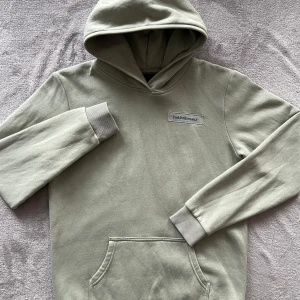 Hoodie  - Peak performance hoodie i ny skick använd 2 gånger storlek (170)