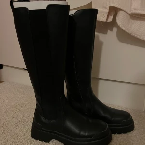 Svarta boots - Säljer ett par jätte fina höga boots. De är i nytt skick. Använda en gång. Känner inte att de passar min stil därav säljer jag dom😊