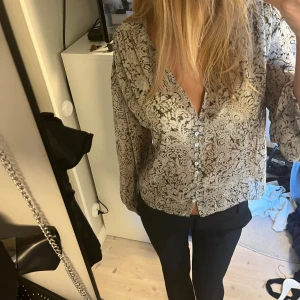 Blus - Säljer min blus ifrån zara använt några gånger. Första knappen har åkt av men inget man märker eller störs!❤️hör av dig vid frågor eller intresse!❤️