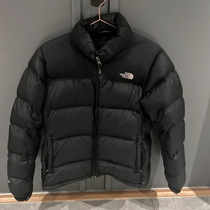 north face jacka - storlek S den är ganska ny inga märken eller hål, ren, passar båda killar och tjejer