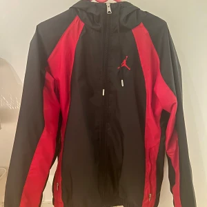 Säljer min gamla jordan windbreaker jacka som jag köpte för nåt år sen i London - Mycket bra skick, knappt använd, Storlek S