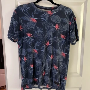 T-shirt  - Nu säljer jag en bra och snygg sommar T-shirt. Den är i storleken S och sitter väldigt bra. Kontakta om ni vill ha fler bilder 