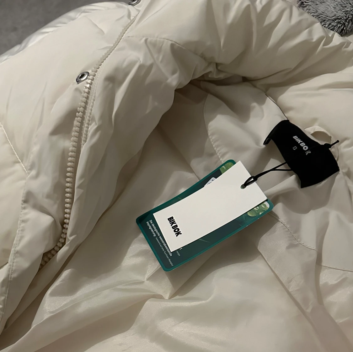 Vit lång pufferjacka från Bik Bok - 91