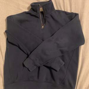 Snygg slutsåld half zip från Zara. Använd, men fint skick och inga synbara defekter. Nypris 500. Skriv om  det är något ni undrar över ✌️