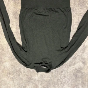 Stickad tröja - En skön och stilren tröja från dressmann. Perfekt till skolan och nu till höst/vinter! Gjord på ull vilket är väldigt skönt mot kroppen.   Skriv om du har några frågor!🙂