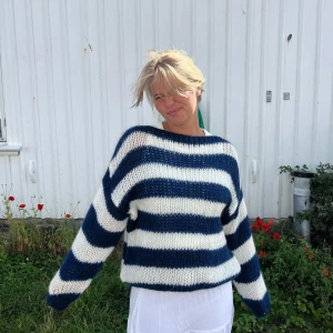 Mohair randig tröja - SÅ snygg stickad i ett lyxigt mohair material 🤍🤍🤍 Perfekt på både sena sommarkvällar och vinterhalvåret, den är superlätt och mjuk 🤍