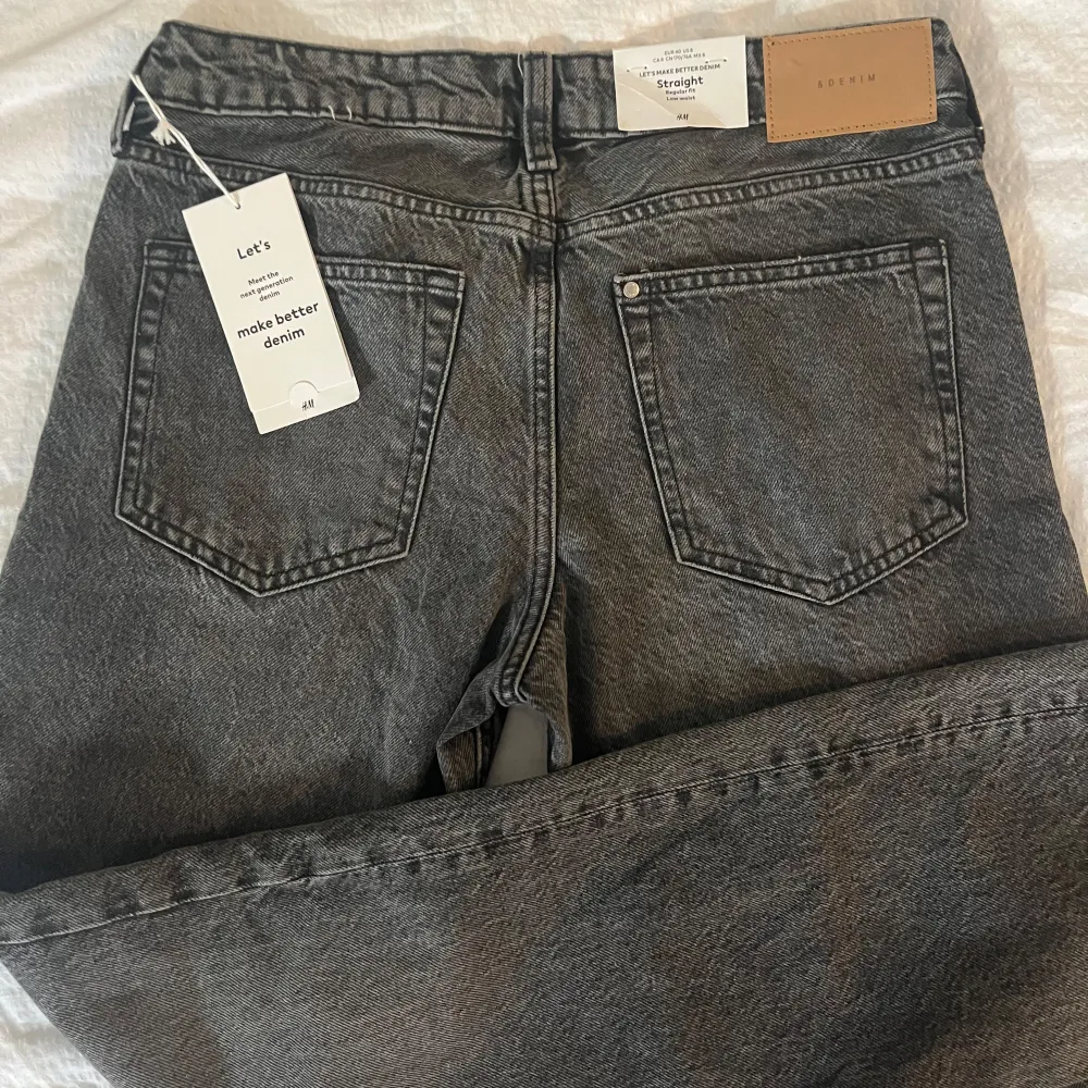 Ett par svarta straight low waist jeans från H&M i stl 40! De sitter som 36/38 och passar tyvärr inte mig. Nypris 399kr och alla lappar sitter kvar🥰. Jeans & Byxor.