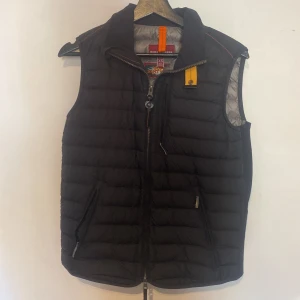 Para jumpers väst - Hej! Jag säljer min para jumpers väst. Den är perfekt nu till hösten. Den är använd fåtal gånger och är i ny skick med alla tillbehör kommer till vid köp. Den kostar 3800 ny mit pris  750 vilket är ett otroligt bra pris. Hör av er vid någon fråga.