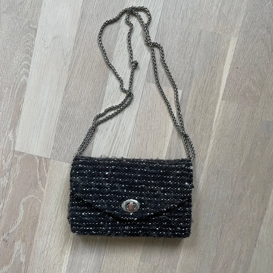 Svart glittrig axelväska från Beck Söndergaard