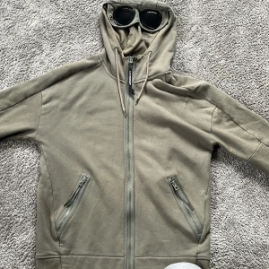 Äkta cp hoodie  - Hej, säljer min c.p. Company hoodie som jag har växt ut. Köpte den på NK för 2,700 kr (kvitto finns) andvänt sparsamt
