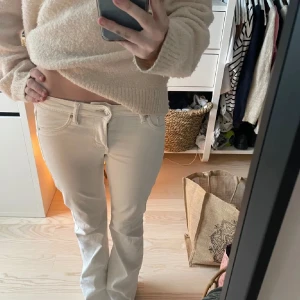 Jätte snygga vita jeans till hösten 🍂  - JÄTTE snygga byxor som jag köpte här på Plick men ändast testade då jag är lite för lång för dem (är 175 cm) så skulle säga att de passar bättre för någon som är 163- 170 typ ❤️ De satt jätte bra och är i bra kvalitet! 