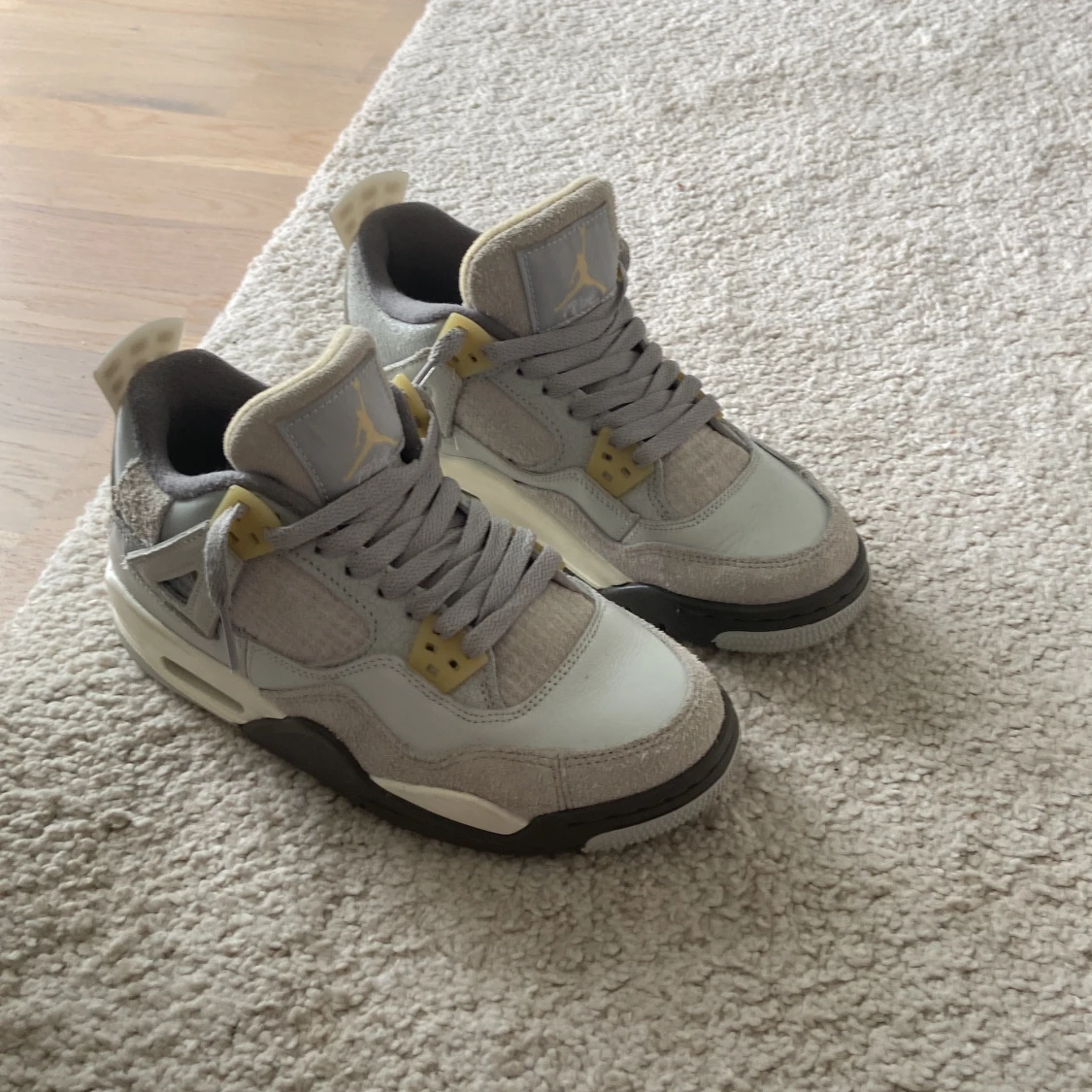 Jordan 4 Retro SE Craft Photon Dust  - 90