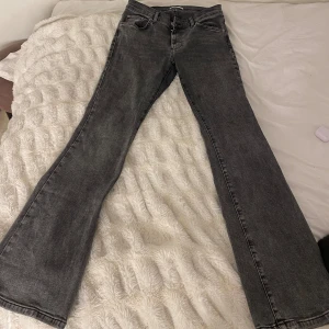 Low waist bootcut  - Lågmidjade bootcut jeans från Gina Tricot. Storlek 38.  Använda, men inga fläckar, skador eller slitningar.  