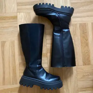 coola svarta chunky boots/knähöga stövlar från asos! sparsamt använda.