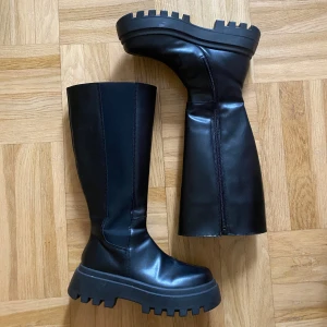svarta höst boots/stövlar - coola svarta chunky boots/knähöga stövlar från asos! sparsamt använda.