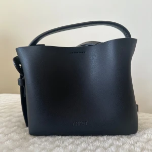 Miniväska  - Säljer nu min fina väska från Arket, lilla modellen som har ett långt crossbody band man också kan ta bort! 🩷🐻