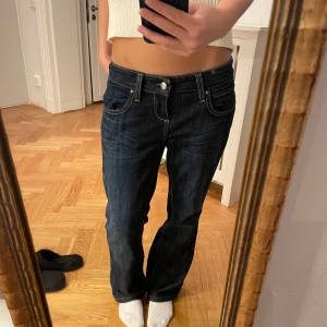 Lågmidjade jeans😍 - Säljer dessa skitttt snygga lågmidjade bootcut jeans då dem tyvärr inte passar!💓 Kontakta för fler bilder eller frågor!