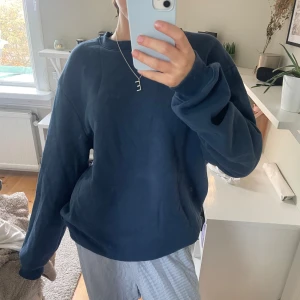 Mörkblå tröja - Säljer denna tröja då den är lite för stor och därför inte används! Fortfarande mysig på insidan och varm💙