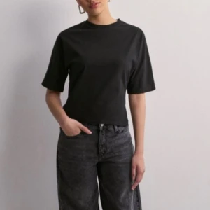 Populär Nelly t shirt - Intresse koll på min populära t shirt från Nelly. Finns knappt att få tag på då den ofta är slut. Andvänd en gång, där av priset. Inte säker om jag vill sälja ännu, kommer sälja den om de är ett bra bud💕💕