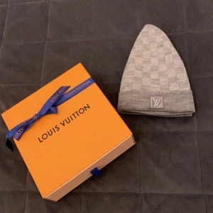 Louis Vuitton mössa  - Bra skick, inga skador på varan och den kommer med box.