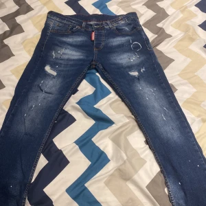 Dsquared 2 jeans  - Passar ej längre och är knappast använda 
