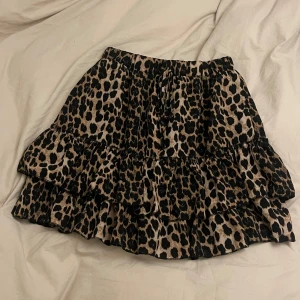 Leopardkjol  - Helt oanvänd jätte fin leopardkjol, med resår runt midjan vilket gör den stretchig och så sitter den fint på, finns fastsydda ”snören” fram som man kan knyta till en rosett men dom kan inte ändra kjolens storlek.