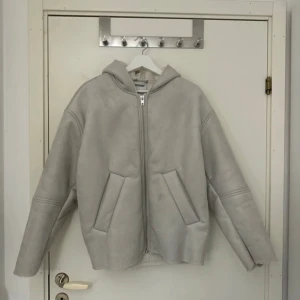 Grå weekday jacka - En superfin grå weekday jacka med grova kanter. Och den är helt fodrad inuti. Köpt för 750kr 