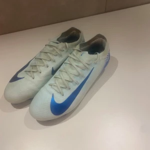 Nike Mecurial Vapor 16 pro  - Skorna är i ett väldigt bra skick. Använda några enstaka gånger 3-4 (inprincip nya). Storlek 43. 