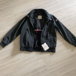 Moncler jacka - Tjena, säljer min Moncler vind jacka på grund av den var för liten för mig. Jag köpte den av en annan grabb på Plick så vet ej om det är äkta. Därför är det lågt pris. Jackan är storlek S. Skriv gärna om ni har frågor!