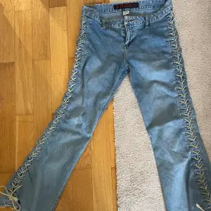 Jättefina unika jeans säljer då dom är för korta för mig, dom passar för någon som är runt 160 cm. Midjemåttet rakt över är 41 cm och innerbens längden är 73 cm, storleken är size 9 men jag skulle säga S. Pris kan diskuteras 