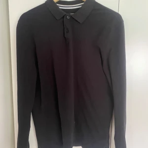 Långärmad piké  - Säljer min långärmade piké från pier one i storlek M. Schysst skick så skriv om ni har några funderingar