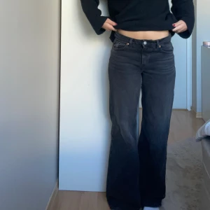 Svarta jeans - Säljer dessa super fina jeansen från monki som är i modellen Imoo (midwaisted wide leg). Jeansen är endast använda två gånger och säljer då det inte kommer till användning.