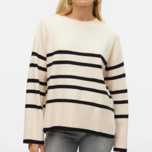 Randig stickad tröja - Säljer min randiga stickade tröja från Veromoda eftersom att de är för stor. Den är i storlek L och använd en gång, köpte den för 450kr men säljer för 200kr💕