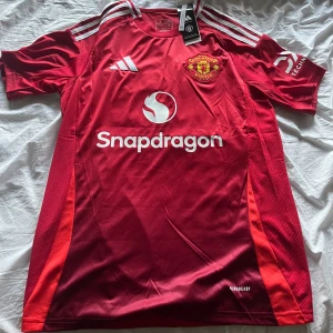 Man United- Mainoo - Säljer denna då den aldrig kommit till användning, helt ny. Mainoo på ryggen. 