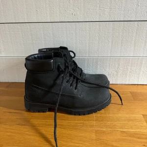 Svarta Vinter Boots / Storlek: 37/38 - Bekväma och fina vinterskor från Nelly. Använd fåtal gånger, mycket bra skick.  Storlek: 37/38