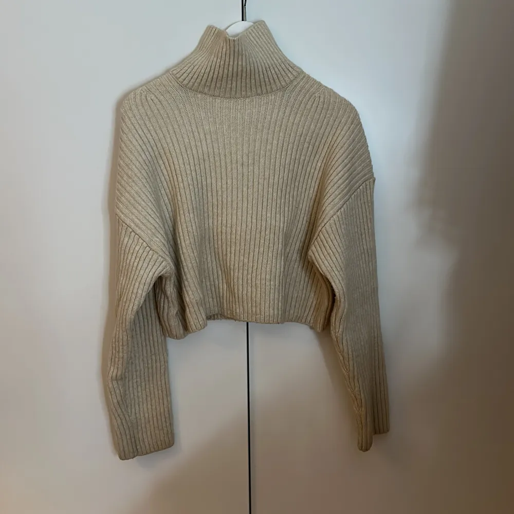 Köpt från H&M för 399, användt 1 gång. Pris går att diskutera.. Neuletakit & Villapaidat.
