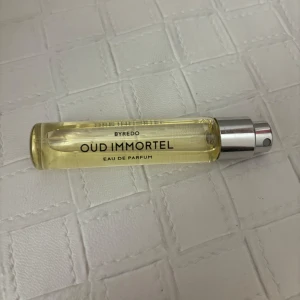 Byredo parfym - Säljer min byredo parfym 12 ml. Aldrig använt, inte min doft. Hoppas den passar någon annan🖤