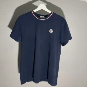 Moncler T-shirt  - Äkta Moncler✅Inköpt för 2000kr Bra skick👍✅  Sjukt snygg och stilren, lägg ett prisförslag så löser vi ngt ✅🤝