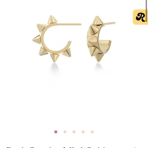 Edblad peak örhängen ⭐️ - Jättefina guldiga mini peak hoops från Edblad, använda några få gånger men i jättebra skick! säljer pga att jag inte använder guld smycken längre⭐️💛