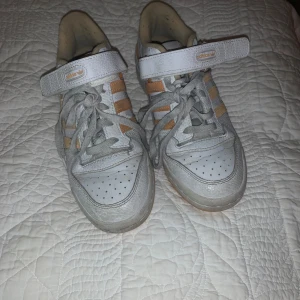 Adidas forum low orange - Säljer dessa då de inte används längre🌟. Väl använda därav priset. Orginal pris ungefär 1300