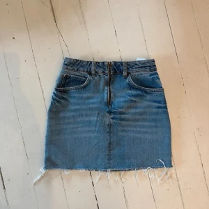 Sandro jeanskjol storlek 1 - Sandro jeanskjol storlek 1   Dragkedja lite trög 