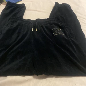  Ett par svarta juicy byxor -  Säljer ett par svarta juicy byxor I storlek 14 / 15 år. Det är en fläck på rumpan från lim men det syns inte så mycket Det guldiga på märket höll på att försvinna men de är äkta original pris 600 kr ungefär