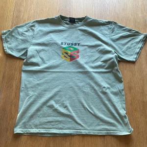 Grön stussy tshirt - Mycket bra skick, använt ett fåtal gånger, kom gärna med frågor eller prisförslag 