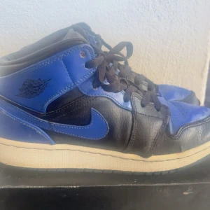 Jordans  - Säljer nu mina jordans som är köpta förra året för 3500 på restocks men nu har jag växt ur dem och ska nu sälja vidare sulan är lite trasig på hälarna men inget man märkar av när man har på sig dem i storlek 38,5 väldigt sköna att ha på sig💓