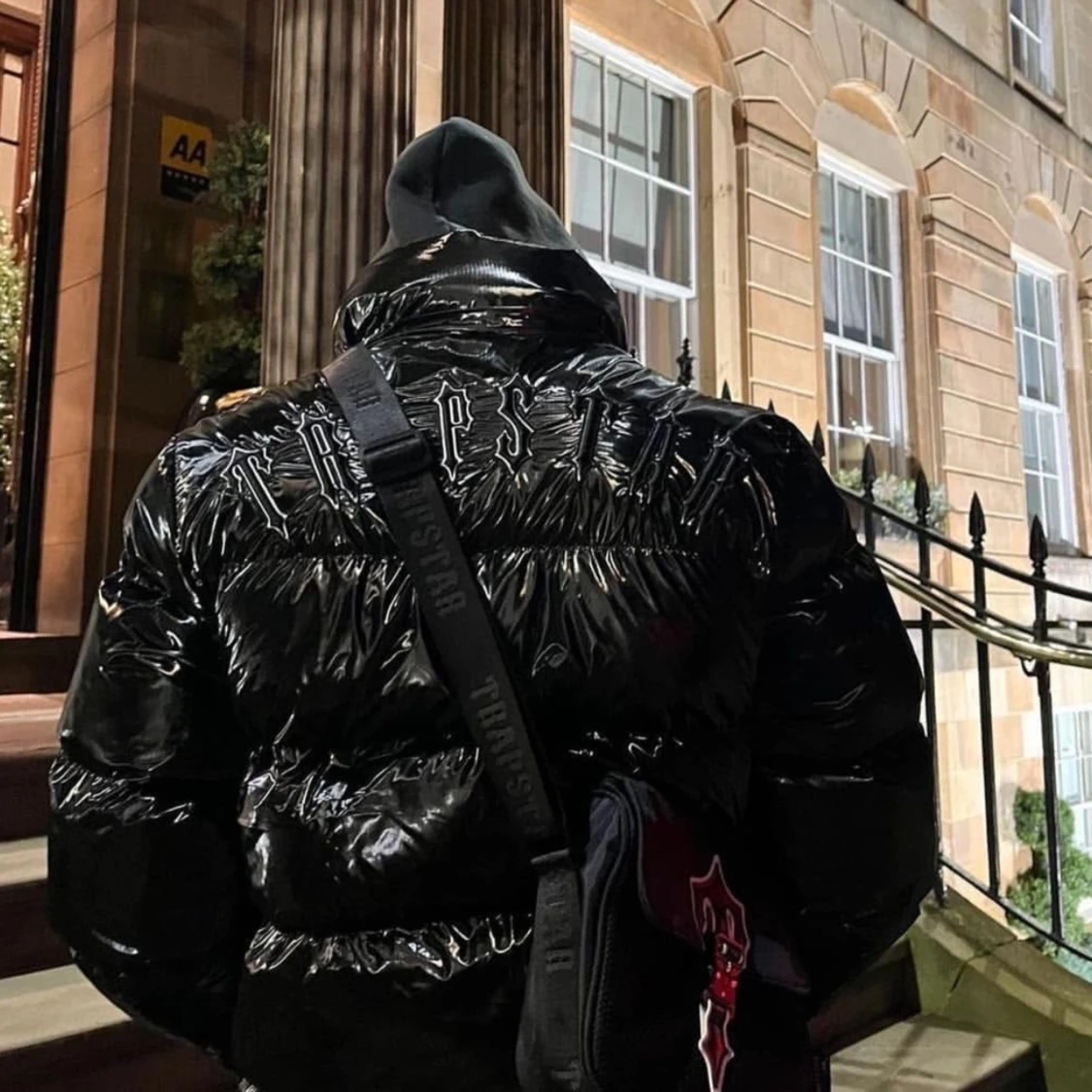 Svart glansig pufferjacka - 93