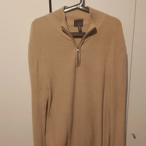 Zipp hoddie  - Fick i present men va för stor, köptes för 350kr men säljes för 200kr.