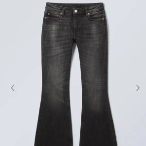 Weekday jeans - Week day jeans i strlk 25 i modell flame low flared jeans. Dem är lite ner tramplade där nere men det är inte man tänker på
