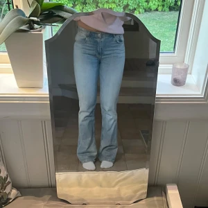 Blåa jeans i bootcut  - Blåa bootcut jeans i midwaist från Zara💙använda ett fåtal gånger, bra skick
