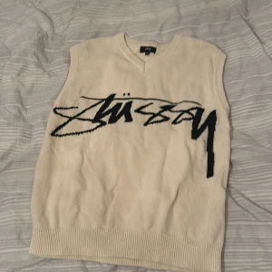 Stussy väst - Bra skick, size L. Cremefärgad